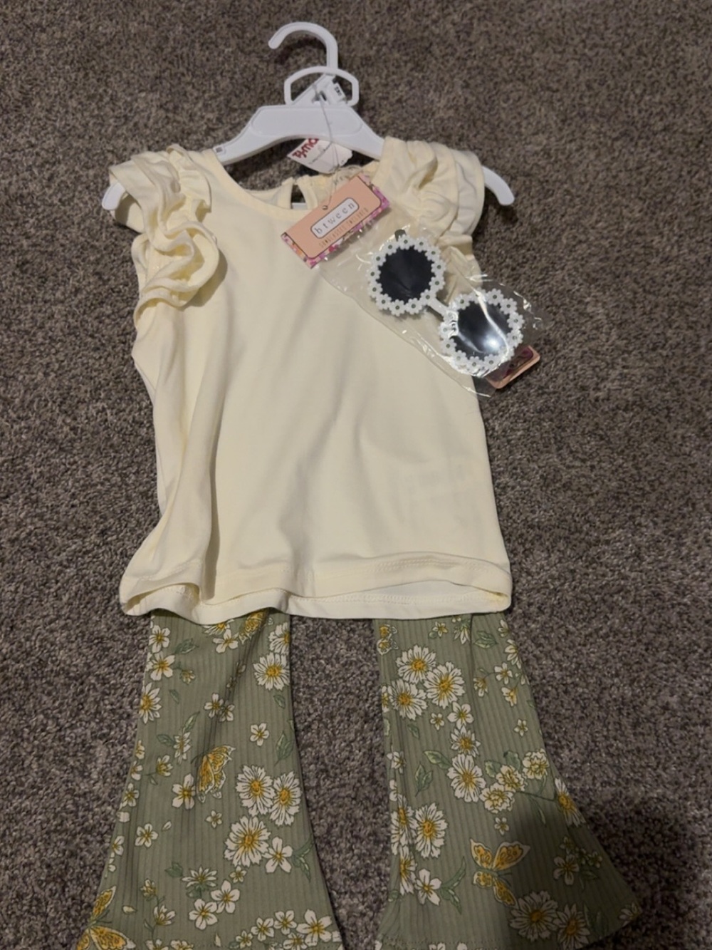 btween Cream Ruffle Sleeve Top with White Floral Sunglasses
